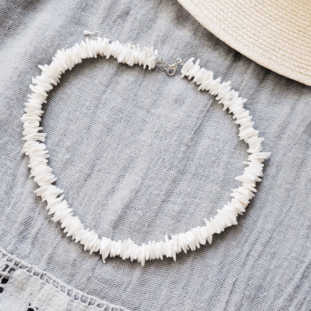 “Gigi” Chunky Shell Necklace - Picture 2 of 3